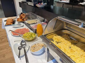 Päivittäinen mannermainen aamiainen (14 EUR per henkilö)