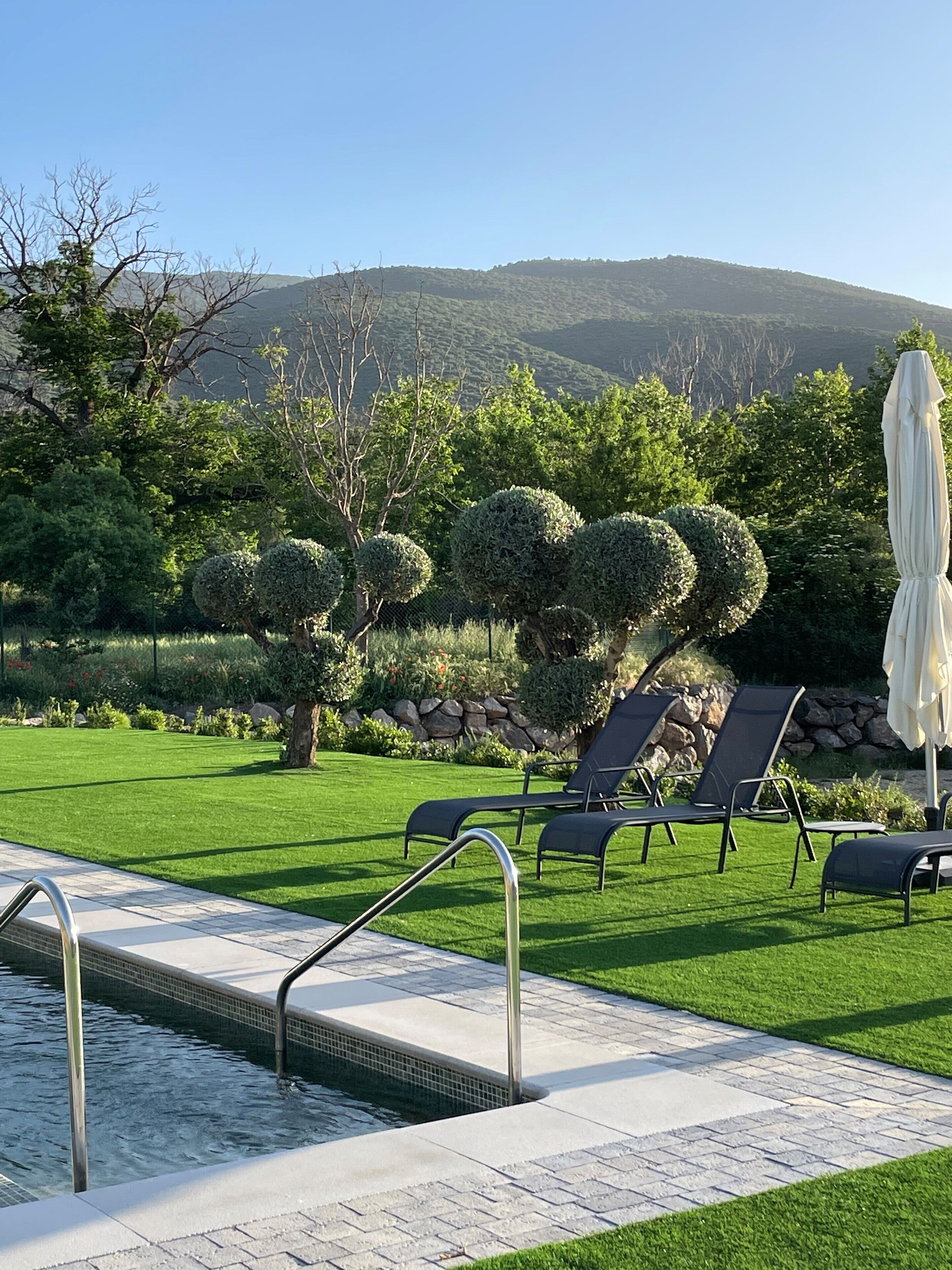 Una piscina al aire libre de temporada (de 10:00 a 20:30), sombrillas
