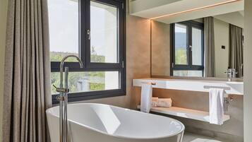 Ropa de cama de alta calidad, cubrecamas y minibar