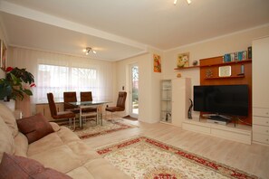 Living area - Private Apartment Fliederstraße (Laatzen)