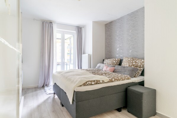 Tabla de planchar con plancha, wifi gratis y ropa de cama