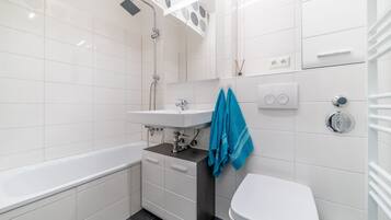Badewanne, Handtücher, Seife, Toilettenpapier