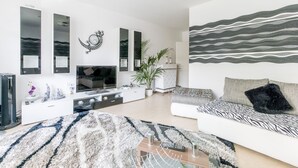 TV - Private Apartment Max-Planck-Straße (Laatzen)