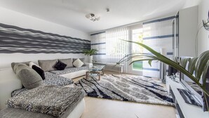 TV - Private Apartment Max-Planck-Straße (Laatzen)