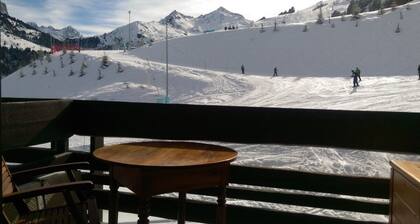 MERIBEL-MOTTARET Ski-to-door apartment 1800m south-facing balcony mountain view