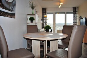 Apartment, 1 Schlafzimmer, Balkon | Essbereich im Zimmer