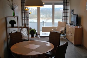 Apartment, 1 Schlafzimmer, Balkon | Essbereich im Zimmer
