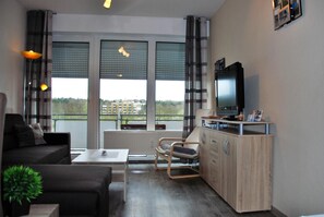 Apartment, 1 Schlafzimmer, Balkon | Wohnbereich | Fernseher