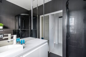 Superior Studio | Bathroom | Shower, free toiletries, hair dryer, towels - Studio Twarda 14 (Warsaw)