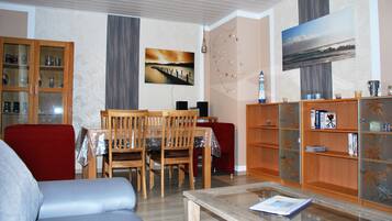 Apartment, 2 Bedrooms, Garden Area | In-room dining