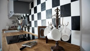 Un comptoir de cuisine avec une machine à café et des ustensiles.