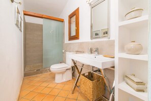 Baignoire, sèche-cheveux, serviettes fournies