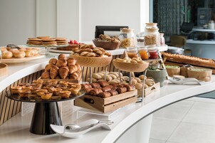 Daily continental breakfast (EUR 18.00 per person)
