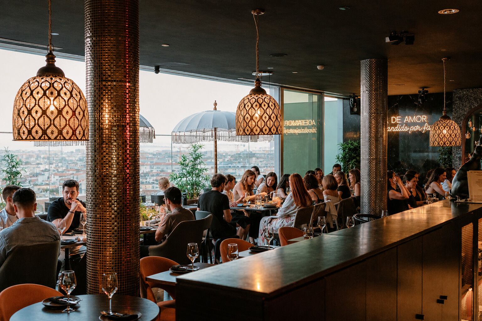 Een restaurant met een lange toonbank, hangende lampen met een patroon en uitzicht op de stad.