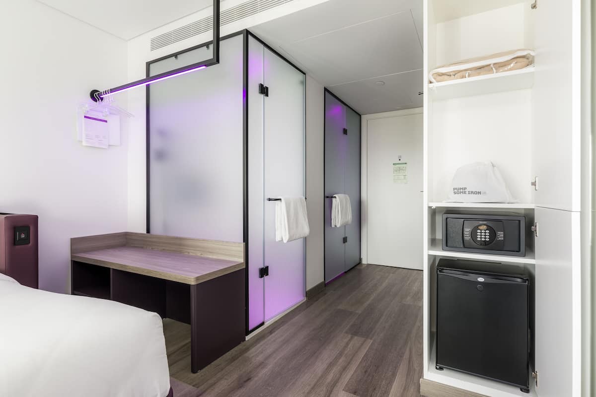 1 bedroom, Egyptian cotton sheets, premium bedding, down duvets