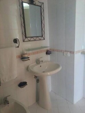Bathroom - B&B Mazzarella (San Mauro Cilento)