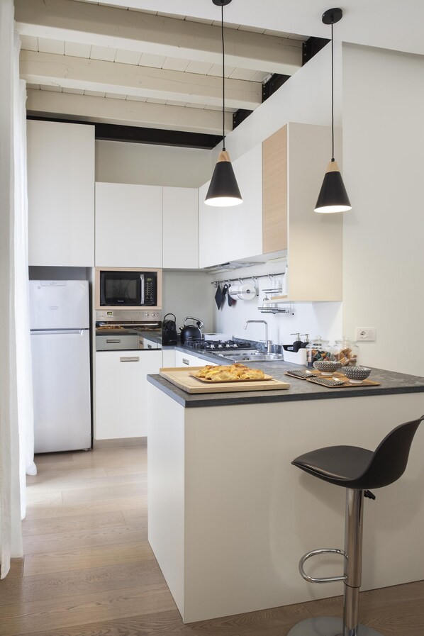 Kühlschrank, Mikrowelle, Ofen, Herdplatte