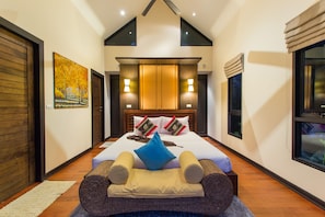 4 bedrooms, premium bedding, desk, laptop workspace - Hidden Pool Villa (Rawai)