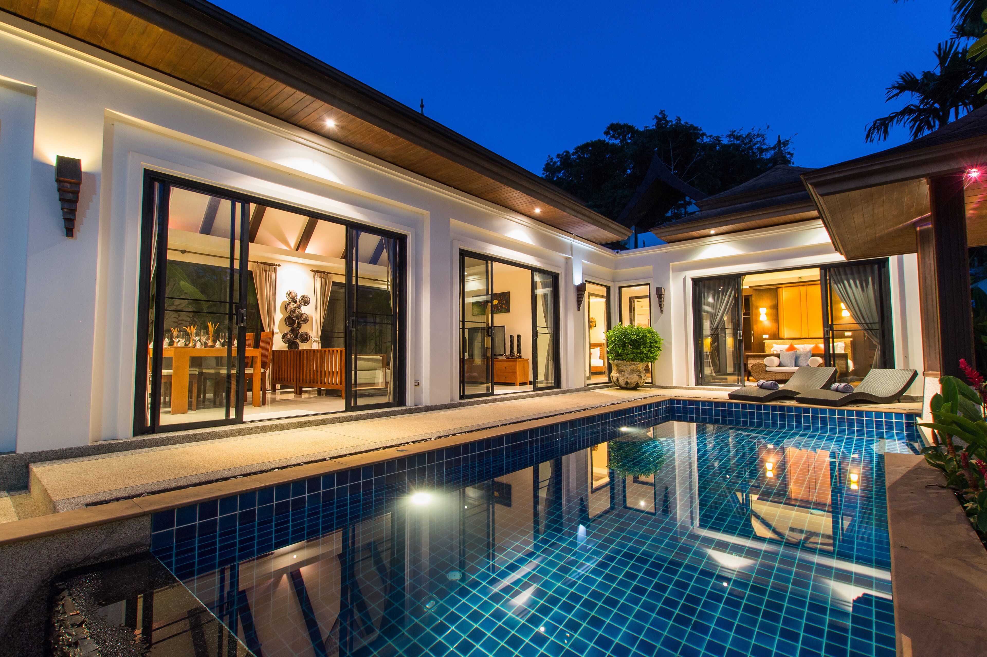 Fachada de la propiedad por la tarde o noche