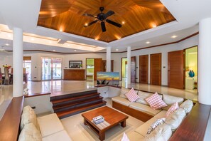Villa, 5 Bedrooms, Non Smoking, Kitchen | Living area