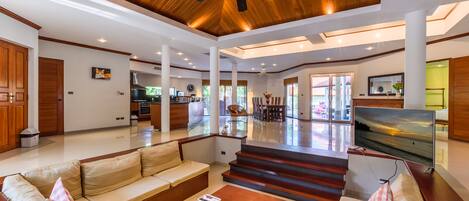 Biệt thự, 5 phòng ngủ, không hút thuốc, bếp | Phòng khách | TV màn hình phẳng 50-inch có truyền hình cáp, Smart TV