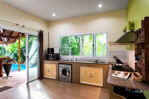 Maison Familiale | Cuisine privée | Grand réfrigérateur, micro-ondes, plaque de cuisson