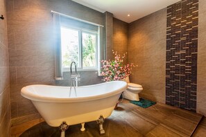 Villa, 4 slaapkamers, niet-roken, keuken | Badkamer | Een haardroger, handdoeken, zeep, shampoo