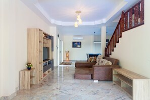 Villa, 4 Bedrooms, Non Smoking, Kitchen | Living room | Smart TV