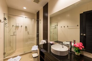 Family Condo, 2 Bedrooms, Non Smoking, Kitchen | Bathroom | Combined shower/bathtub, rainfall showerhead, hair dryer, bathrobes