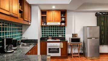 Full-sized fridge, microwave, stovetop, coffee/tea maker