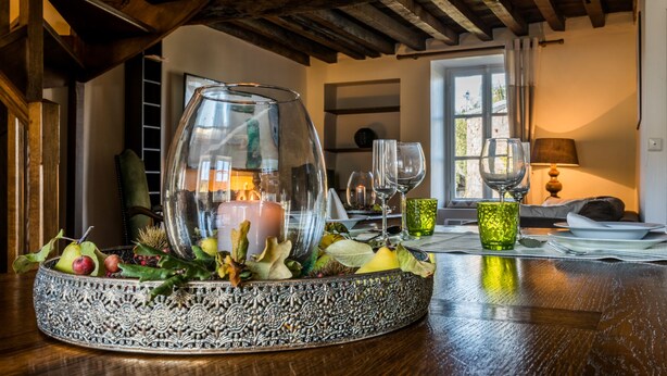 A dining table with a decorative centerpiece, a candle, and glassware. - Would you like to let your mind wander? Welcome to the Morvan Nature Park (Cussy-en-Morvan)