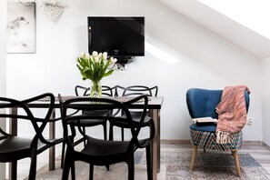 아파트, 침실 2개 | 거실 공간 | 평면 TV