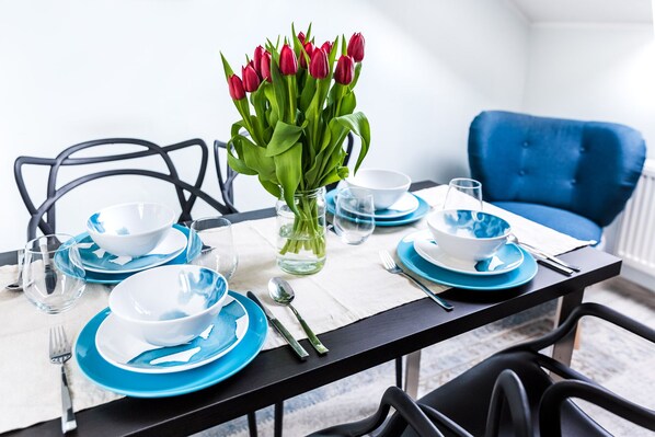 Apartment, 2 Schlafzimmer | Essbereich im Zimmer