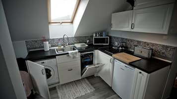 Apartment, 2 Bedrooms | Private kitchen | Fridge, microwave, oven, stovetop