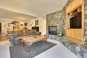 TV, fireplace, DVD player, table tennis - Beautiful 5BR, 4BA, River Rock Fireplace, Sharc, Bikes, Golf Clubs, Kayaks (Sunriver)