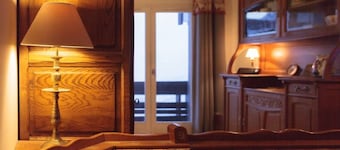 MERIBEL-MOTTARET Apartment Ski in ski out 1800m balcony south mountain view