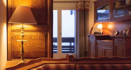 MERIBEL-MOTTARET Apartment Ski in ski out 1800m balcony south mountain view