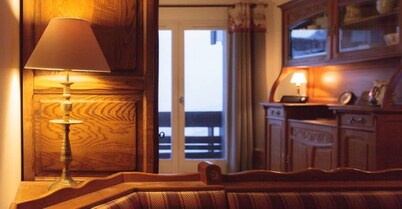 MERIBEL-MOTTARET Apartment Ski in ski out 1800m balcony south mountain view