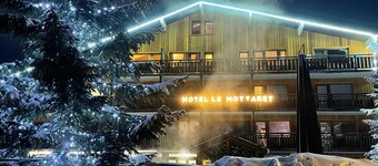 MERIBEL-MOTTARET Apartment Ski in ski out 1800m balcony south mountain view
