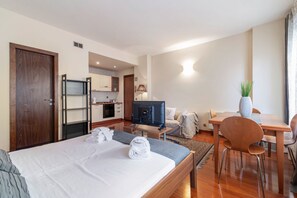 2 bedrooms, WiFi - GuestHost - Central studio equipped with every comfort to accommodate 2 people. The position of the house is ideal for visiting the city, it is immersed in the magic of the squares, and is a stone's throw from the Scrovegni Chapel, the Palazzo Bo, the  (Padova)
