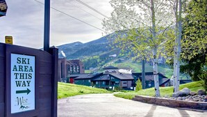 Segnale che indica la direzione di una zona sciistica.