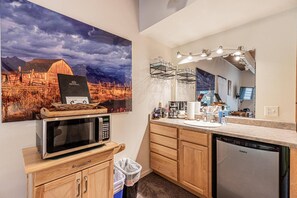 Fridge, microwave, coffee/tea maker, toaster - Amazing Base Area Location - Steps to Mtn/Resort/Free Town Bus(Across St)+ Hot Tub-Heated Pool-Grill (Steamboat Springs)