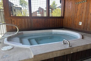 Outdoor spa tub - July Open Now! Summer Getaway at an Amazing Location! Heated Pool, Hot Tub, Walk to Resort & Dining (Steamboat Springs)