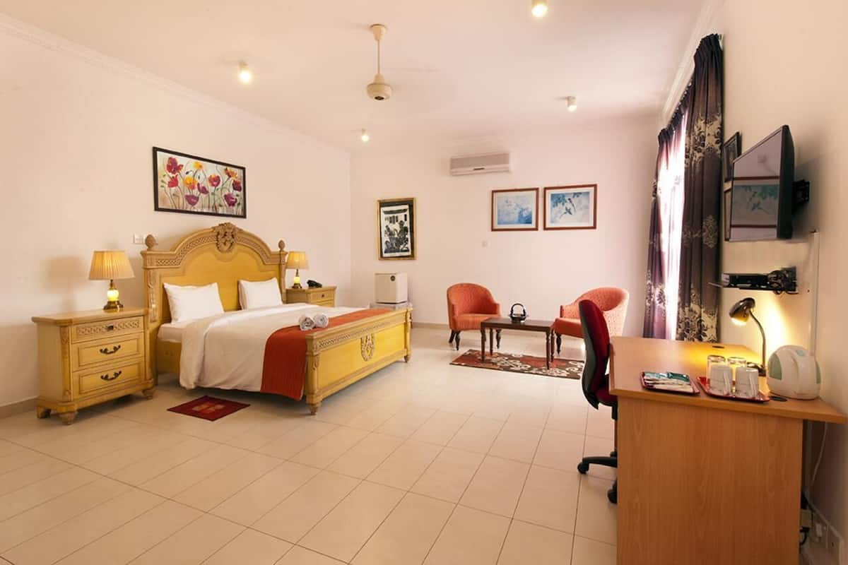 Deluxe Room | 1 bedroom, desk, soundproofing, iron/ironing board