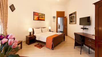 Desk, soundproofing, iron/ironing board, free WiFi