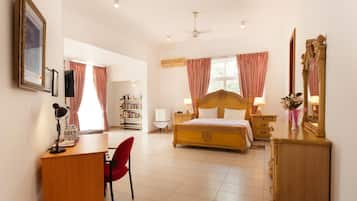 Chambre Deluxe | Bureau, chambres insonorisées, fer et planche à repasser, Wi-Fi gratuit