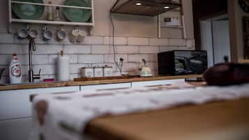 Apartament | Cuina bàsica privada | Frigorífic, microones, placa de cuina i rentaplats