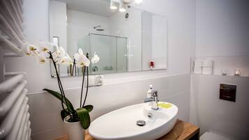 Apartment | Bathroom | Shower, rainfall showerhead, free toiletries, hair dryer