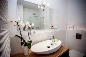 Apartment | Bathroom | Shower, rainfall showerhead, free toiletries, hair dryer - Apartament Zielona Mila (Ustrzyki Dolne)
