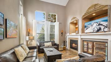 Smart-TV, Kamin, DVD-Player, Bücher